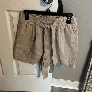 Shorts with slight pleat, elastic waistband